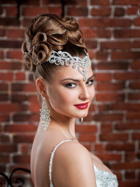 güzel esmer bride.make-up, saç modeli, takı portresi