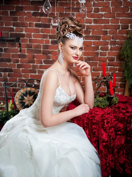 Portréja egy gyönyörű barna bride.make-up, frizura, ékszerek — Stock Fotó