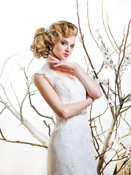 Porträt der blonden Braut im Innenraum — Stockfoto