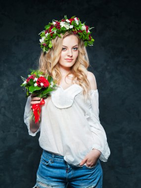 çiçek çelenk içinde güzel sarışın kız