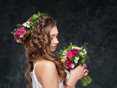 güzel esmer kız çiçek bileşimi ile