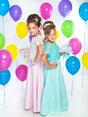 uzun elbiseler buketleri ile iki küçük nedime