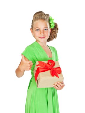 yeşil giysili güzel saçlı küçük nedime ges gösterir