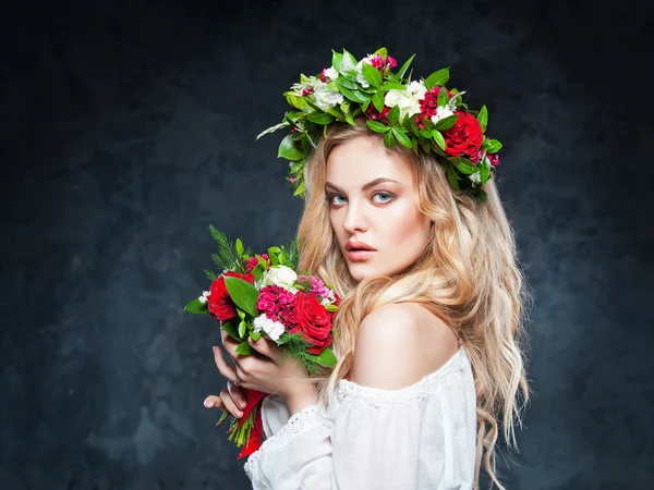 Linda menina loira em uma coroa de flores — Fotografia de Stock