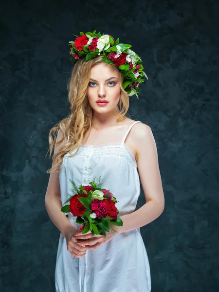 Belle fille blonde dans une couronne de fleurs — Photo