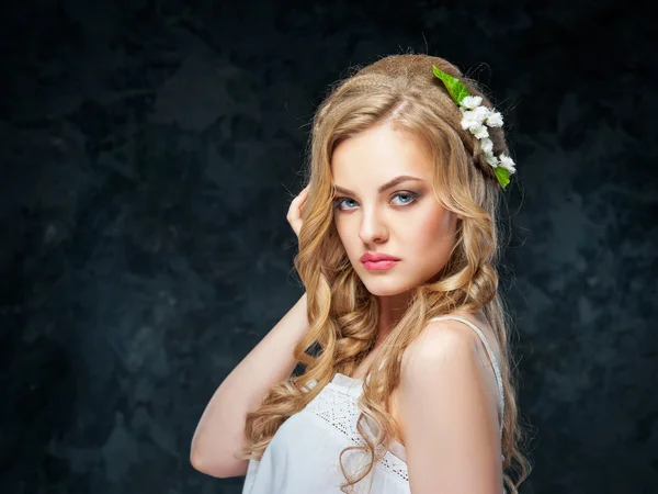 Linda menina loira em uma coroa de flores — Fotografia de Stock