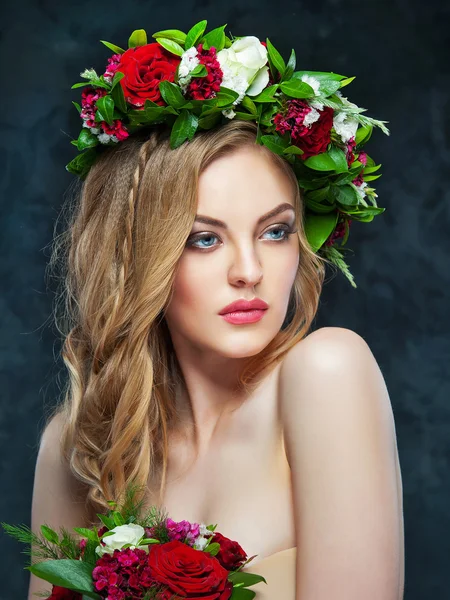 Linda menina loira em uma coroa de flores — Fotografia de Stock