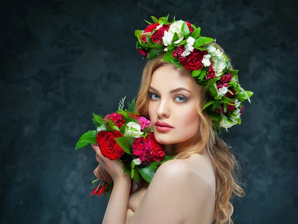 Linda menina loira em uma coroa de flores — Fotografia de Stock