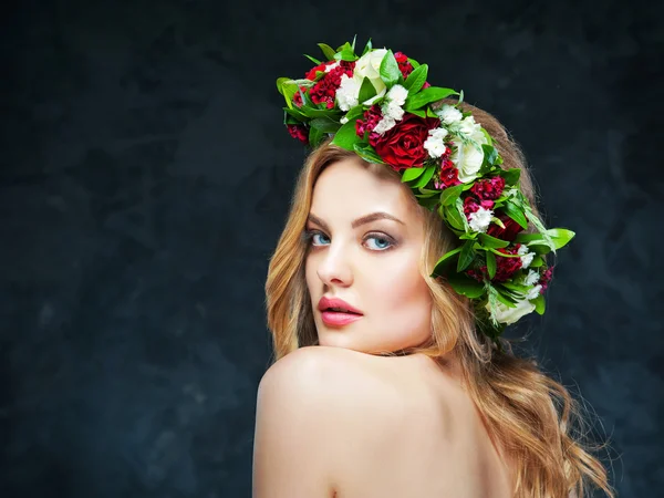 Linda menina loira em uma coroa de flores — Fotografia de Stock