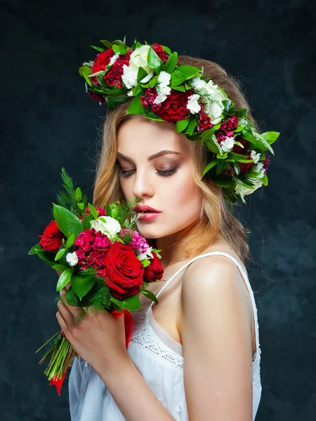 Linda menina loira em uma coroa de flores — Fotografia de Stock