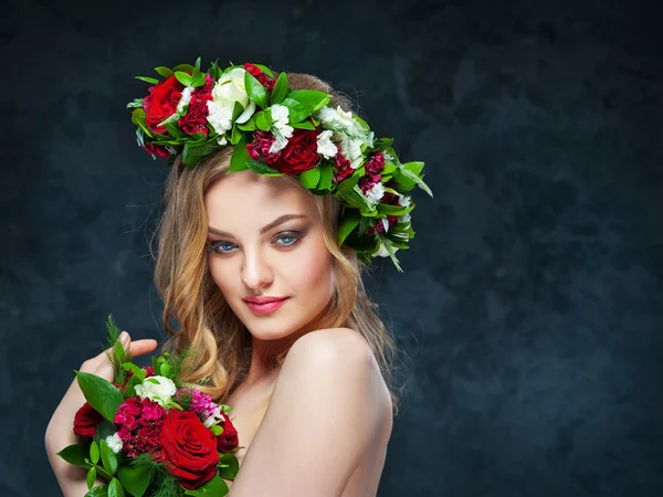 Belle fille blonde dans une couronne de fleurs — Photo