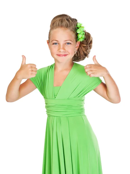 Poco dama de honor con hermoso cabello en un vestido verde muestra ges — Foto de Stock