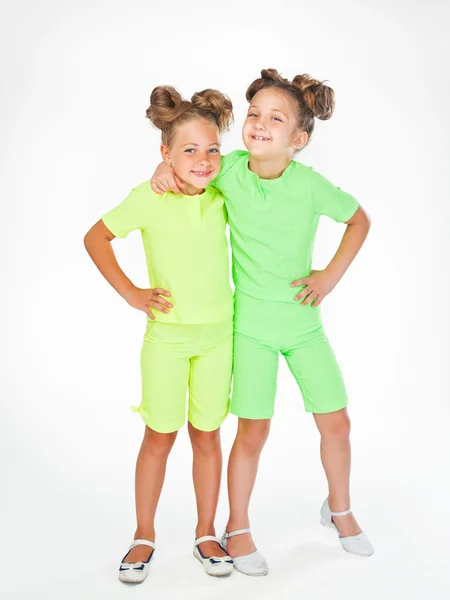 Dos niñas con un atuendo elegante similar — Foto de Stock