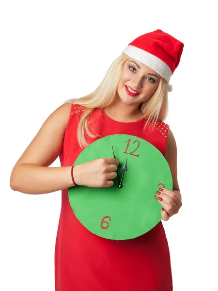 Femme souriante dans santa chapeau d'aide avec horloge montrant 12 — Photo