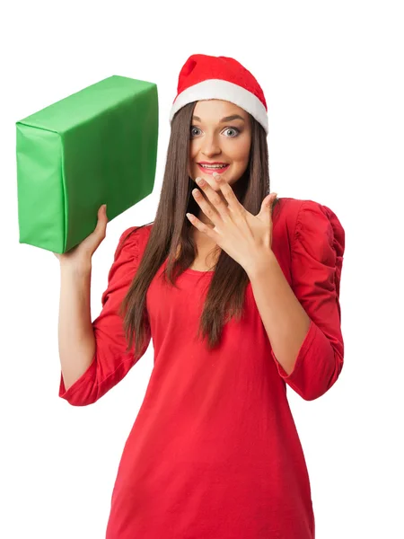 Verrast meisje in een kostuum van Kerstmis houdt een groene geschenk — Stockfoto