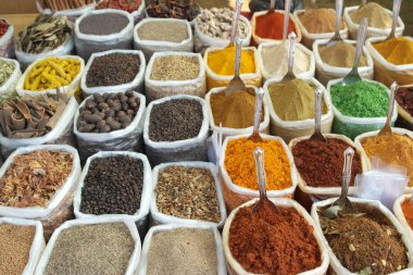 Hindistan'da sebze pazarı içinde baharatlar büyük aralığı