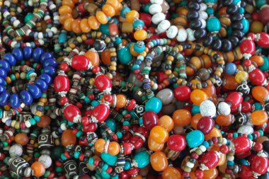 Natürmort gelen süs taşlar takı