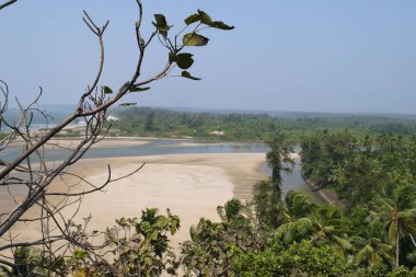 Okyanusun içine akan nehrin ağzı  