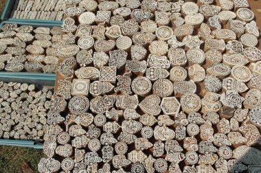 Kağıt, kumaş ve deri üzerindeki çizimler ve desenler çizmek için baskılar ve pulları 