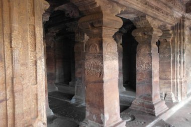 Rocky (Mağara) Tapınağı ile içinde Hindistan kırmızımsı kumtaşı dağdan aşağı kesilir