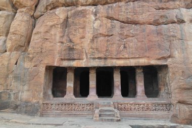 Rocky (Mağara) Tapınağı ile içinde Hindistan kırmızımsı kumtaşı dağdan aşağı kesilir