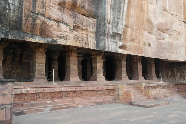 Templo Rocoso Cueva Que Corta Montaña Arenisca Rojiza India —  Fotos de Stock