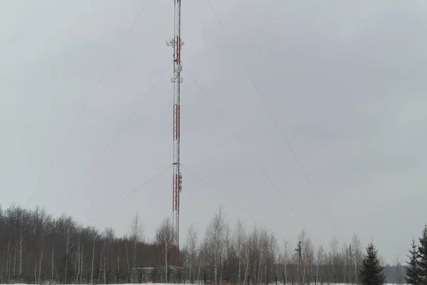 Вежа Стільникового Язку Вивішеним Обладнанням — стокове фото