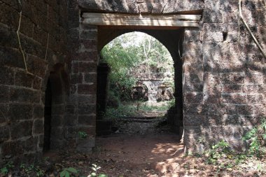 Eski taş ulaşılamaz kale girişine kemer 