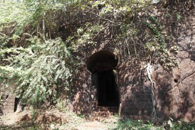 Eski taş ulaşılamaz kale girişine kemer 
