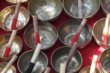 Bir desen ve ahşap bir havaneli ile metal kâse 