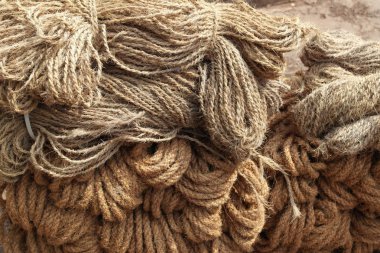 Eşya pazarında doğal malzemelerden halatlar