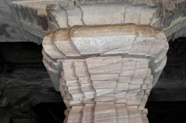 Antik Hint sütunlar üzerinde oyulmuş süsleme mağara tapınaklar 