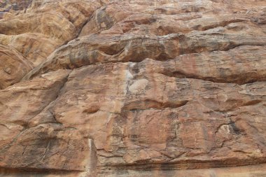 Oluklar ve huniler taş bir yüzeyle dokusuna