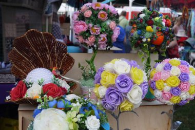 Çeşitli malzemelerin yapılmış yapay çiçek demetleri 