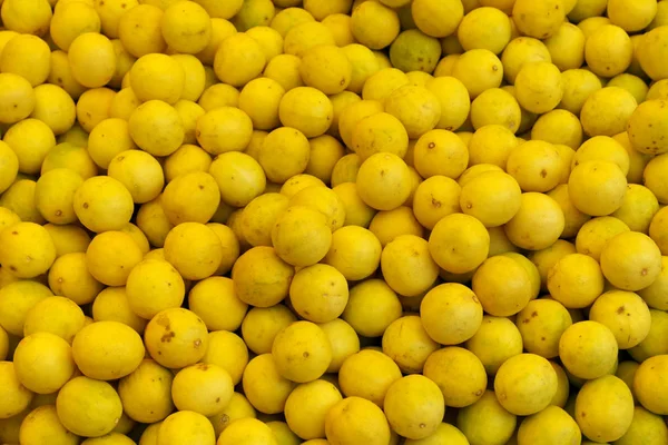Zengin Hasat Taze Toplanmış Limon Meyve Piyasada — Stok fotoğraf