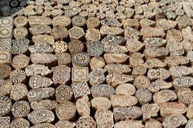 Kağıt, kumaş ve deri üzerindeki çizimler ve desenler çizmek için baskılar ve pulları