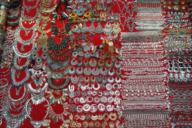 Kümeleri ve kırmızı bir arka plan üzerinde Takı setleri 