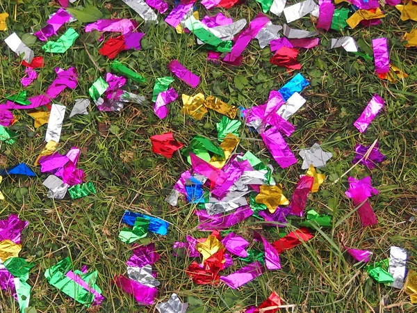 Envolturas Caramelos Multicolores Están Dispersos Una Hierba Verde — Foto de Stock