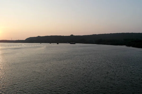 Puesta Sol Sobre Una Superficie Llana Agua Del Río Plano — Foto de Stock