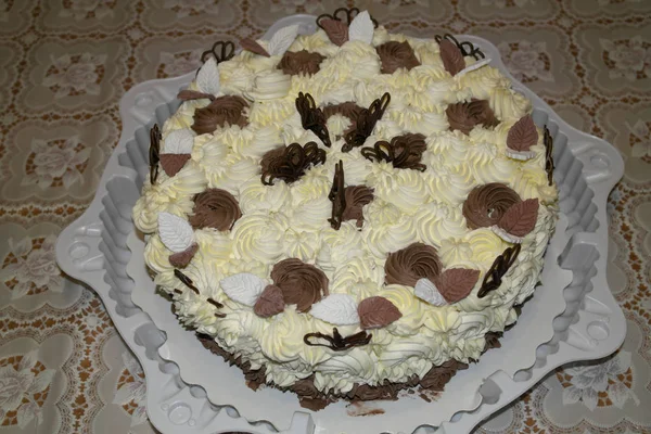 Праздничный Красивый Вкусный Торт Украшен Кремовыми Цветами — стоковое фото
