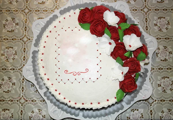 꽃으로 장식된 축제의 아름답고 맛있는 케이크 — 스톡 사진