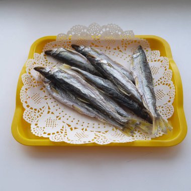 Kurutulmuş balık peçeteyle kaplanmış.