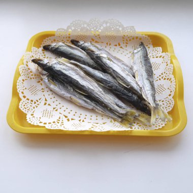 Kurutulmuş balık peçeteyle kaplanmış.