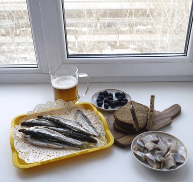 Kurutulmuş balık, ringa, zeytin ve siyah ekmek - bira için harika bir aperatif.