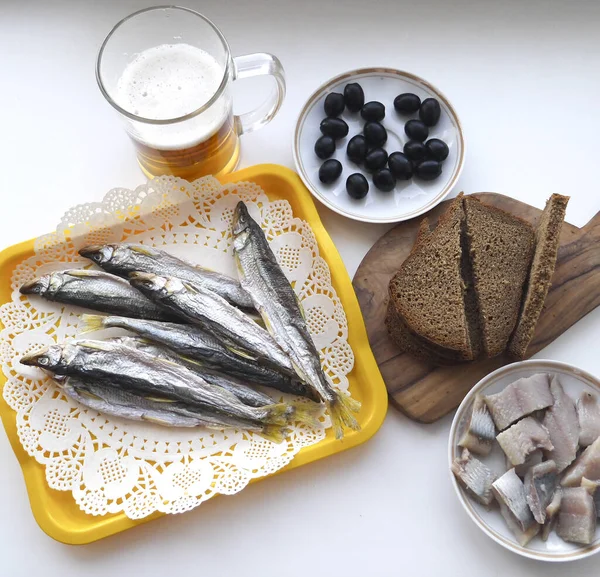 Gedroogde Vis Haring Olijven Zwart Brood Een Geweldige Snack Voor — Stockfoto