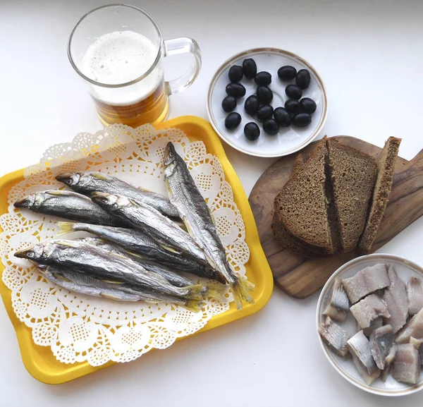 Kurutulmuş Balık Ringa Zeytin Siyah Ekmek Bira Için Harika Bir Telifsiz Stok Fotoğraflar