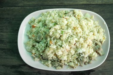 Et, pirinç ve balık soslu sebze tabağı.