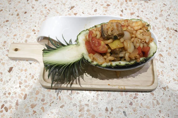 Nudeln Mit Fleisch Und Tomaten Ananas Gebacken Thai Essen — Stockfoto