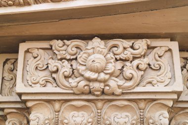 Tek çivisi olmayan ahşap heykeller.