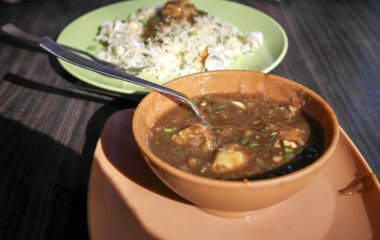 Tayland yemeği - etli pilav, sebze ve sos